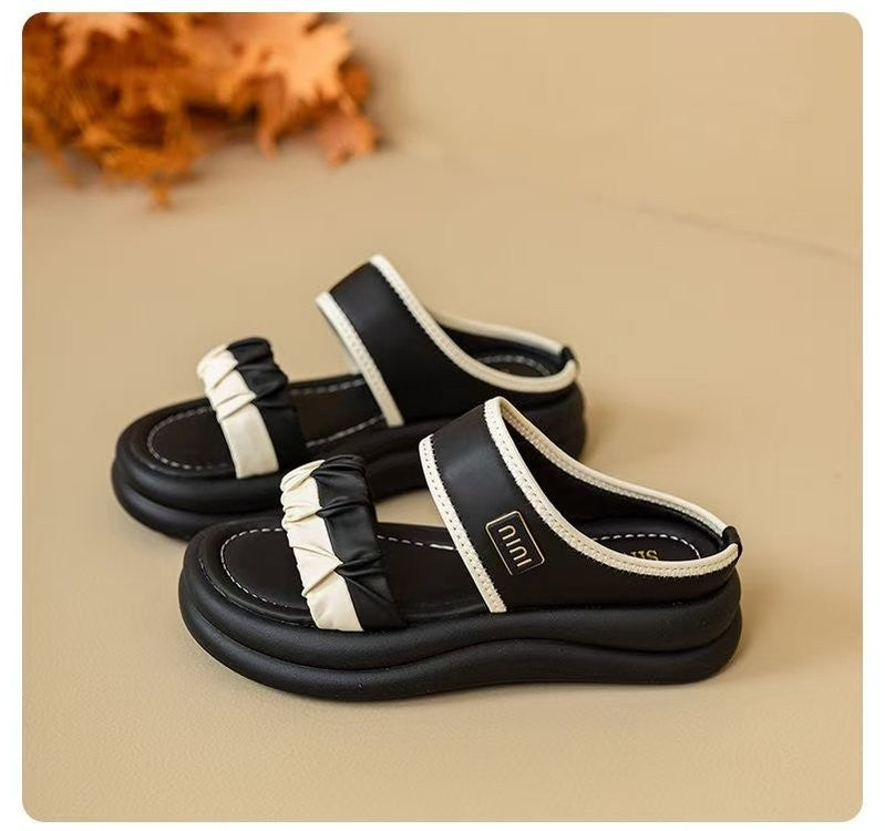 Sandália Confort com faixa elástica e tiras texturizadas.