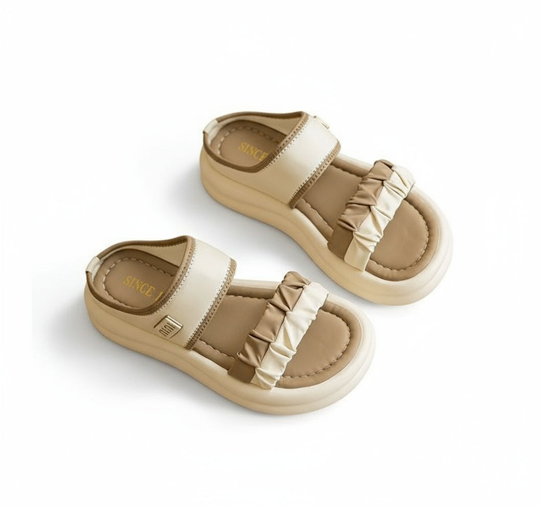 Sandália  Confort com faixa elástica e tiras texturizadas.