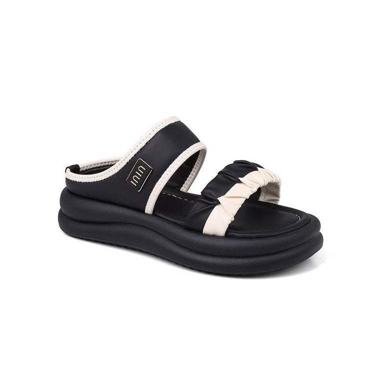 Sandália  Confort com faixa elástica e tiras texturizadas.